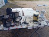 une table sur laquelle se trouvent plusieurs objets