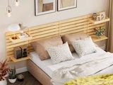 un lit avec une tête de lit en bois et une couverture jaune