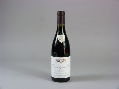 une bouteille de vin posée sur une table