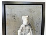 un tableau représentant un homme assis sur un tabouret, un sac en papier sur la tête