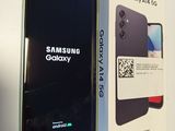 une boîte de Samsung Galaxy A4s à côté d'une boîte de Samsung Galaxy A4s