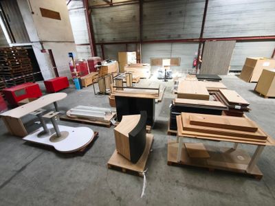 une pièce contenant beaucoup de meubles