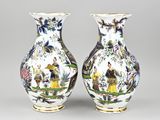 paire de vases chinois ornés de figures sur fond gris