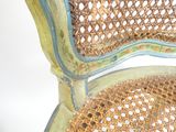 un gros plan d'une chaise en osier sur fond blanc
