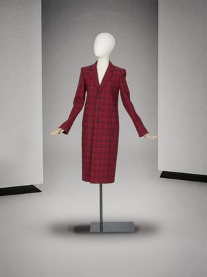 une photo d'un mannequin vêtu d'un manteau à carreaux rouges et noirs