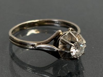 BAGUE en or gris 18K et platine sertie d'un diamant monté en…