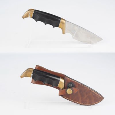 deux vues différentes d'un couteau muni d'un étui en cuir