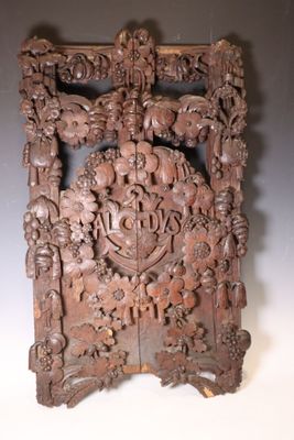 Panneau en bois sculpté à décor de fleurs, coeur et ancre de…