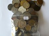un sac rempli de pièces de monnaie posé sur une table