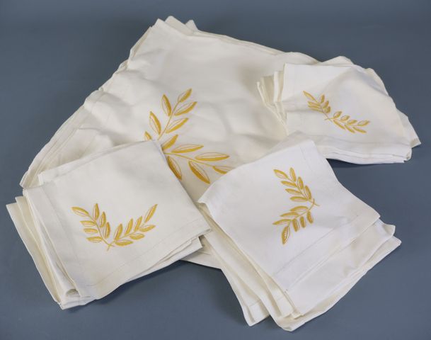 Service de table comprenant 12 serviettes et 1 nappe à décor brod...