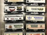 beaucoup de wagons de train miniature rangés dans une boîte