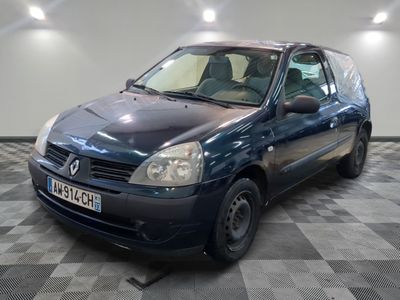 la photo d'une voiture bleue garée dans un garage