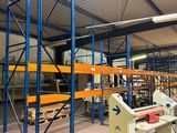 un grand entrepôt avec de nombreuses étagères et une machine