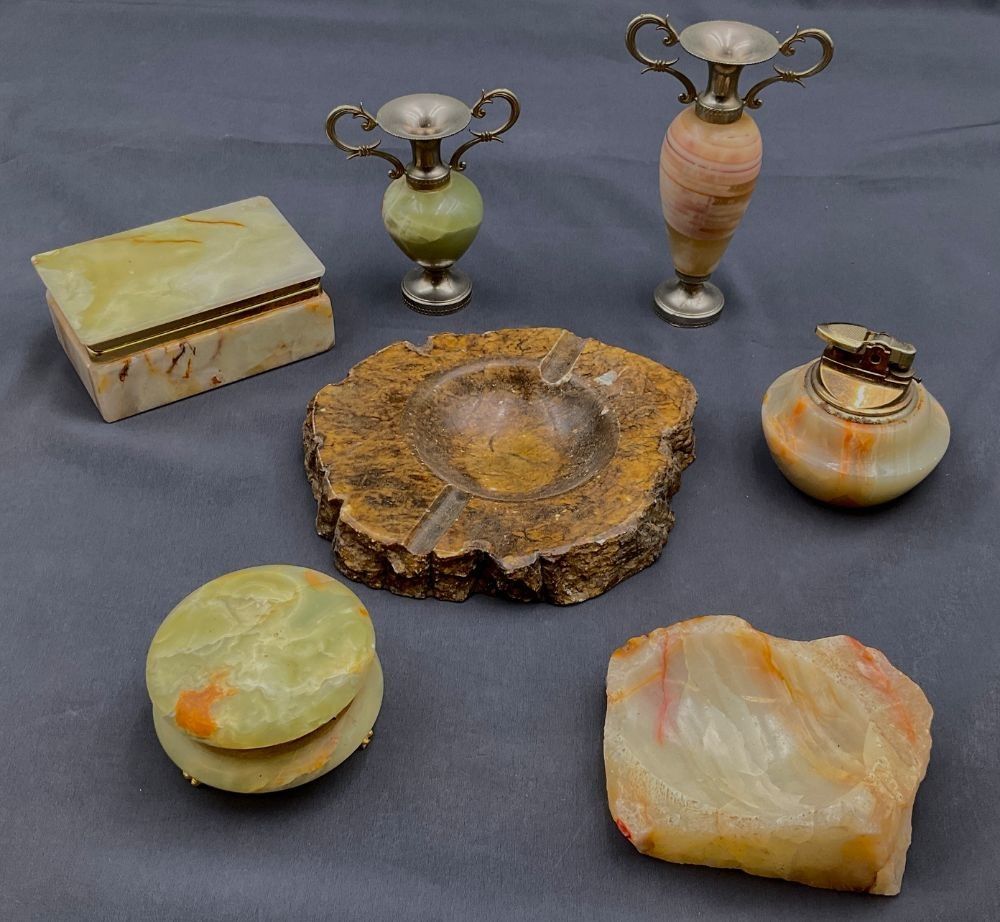 Lot en Onyx comprenant un cendrier, 1 briquet, 2 boîtes à bijoux, 2 petits vases et 1 grand cendrier en Albâtre marron.