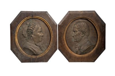 deux plaques en bronze représentant deux hommes de profil, dont l'un fait face à l'autre