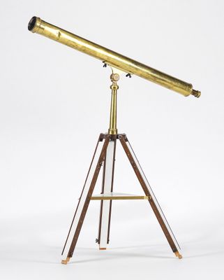 un télescope ancien en laiton monté sur un trépied