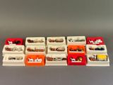 la boîte contient de nombreux types différents de petits trains et de petits camions