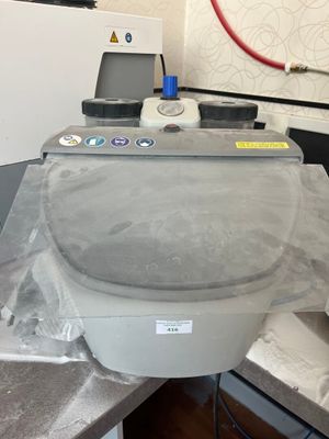 une machine posée sur un comptoir