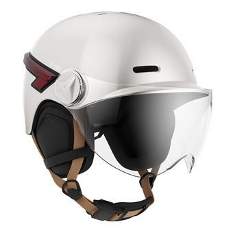 un gros plan d'un casque avec des lunettes de protection sur fond blanc
