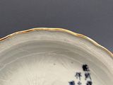 une assiette blanche ornée d'un motif bleu et jaune