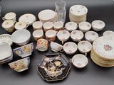de nombreux types de plats et de tasses sur la table