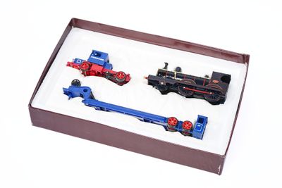 trois petits trains dans une boîte posée sur une surface blanche