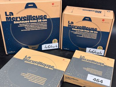 trois boîtes étiquetées posées sur une surface noire