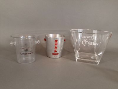 trois verres à shot et un verre doseur sont posés sur une table