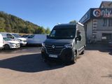 une camionnette garée devant un immeuble devant lequel sont garées des voitures