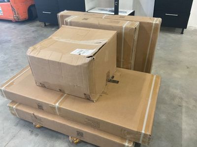 de nombreux cartons empilés les uns sur les autres dans un entrepôt