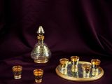 un ensemble d'argenterie et d'or posé sur un tissu violet