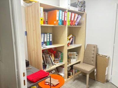 Console grise, table orange, meuble en mélaminé et chaise en… - Photo 1