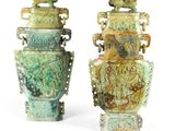 deux vases posés côte à côte sur une surface blanche