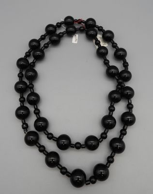 Collier sautoir de perles et billes de verre noir Long: 50cm…