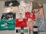 de nombreux vêtements pour hommes exposés dans une vitrine