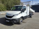 un camion blanc garé dans un parking