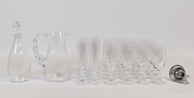 un grand nombre d'objets en verre posés sur une table