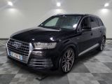 l'audi suv noir est garé sur un carrelage à carreaux