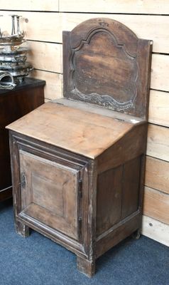 un vieux banc en bois avec une assise en bois, à côté d'une commode