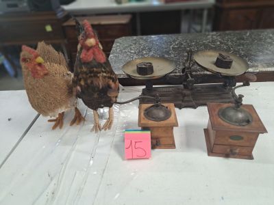 deux poulets debout l'un à côté de l'autre sur une balance