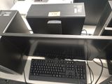 un bureau équipé d'un clavier et d'un écran