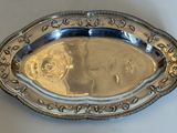 une assiette en argent ornée d'un motif de poisson