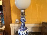 une lampe posée sur une table dans une pièce