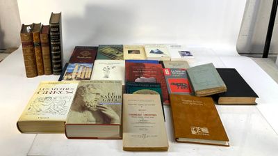 un grand nombre de livres posés sur une table