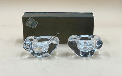 deux verres posés l'un à côté de l'autre sur une table
