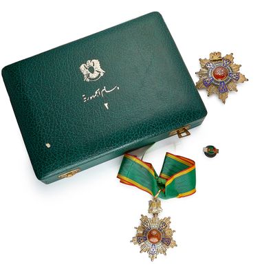 un écrin vert contenant une médaille d'or et un ruban vert