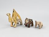 trois figurines d'animaux sculptées, disposées les unes à côté des autres