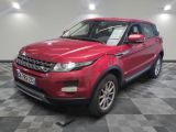 Le Range Rover rouge est garé dans une grande pièce.
