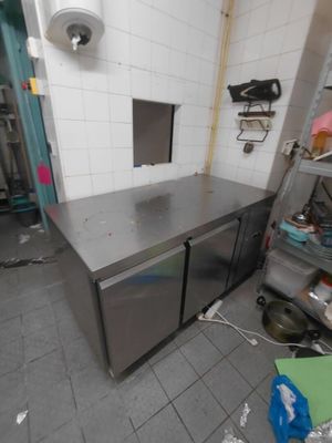 une photo d'une cuisine avec un plan de travail en inox