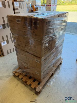 une grande pile de cartons sur une palette dans un entrepôt